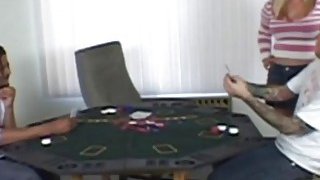 一个幸运的男人从一位亚洲按摩师那里得到了出色的服务。