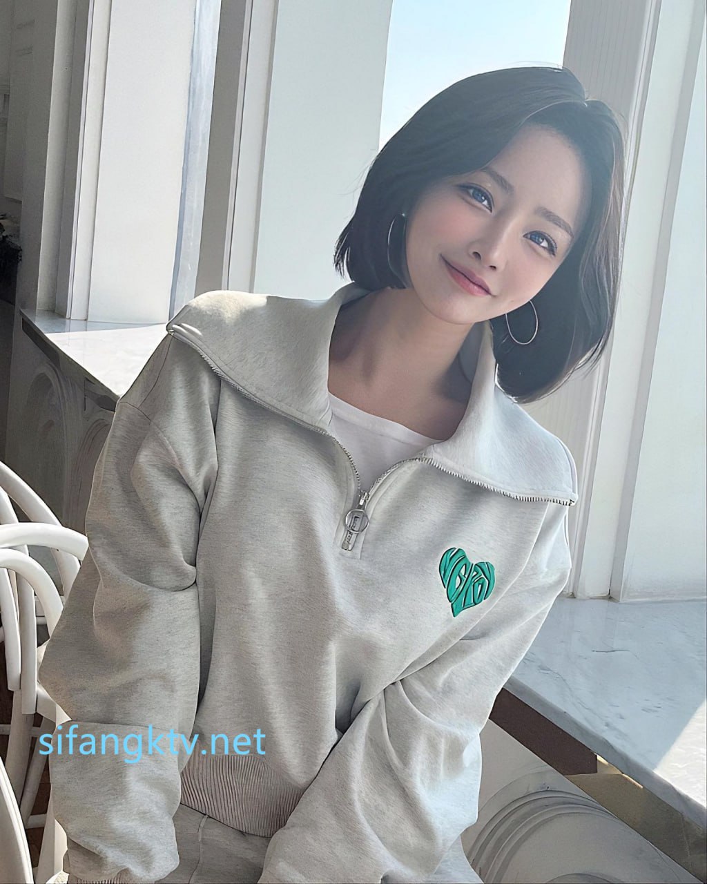 高颜值清纯00后姐妹花,其中一个有点像迪丽热巴,和男闺蜜一起啪啪,男的真性福啊